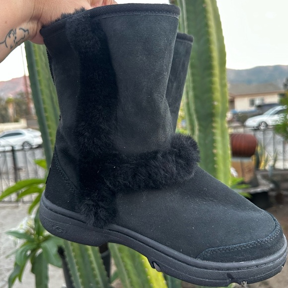 UGG SUNBURST SHORT BLACK SHEARLING BOOTS US #6 - Picture 1 of 6